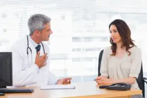 Mujer hablando con su medico
